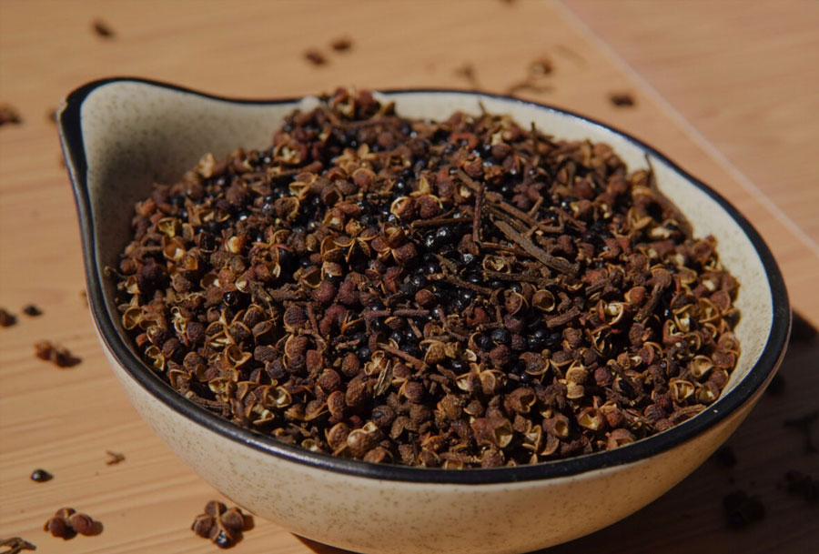 mac khen thu gia vi lam nen tinh tuy cua cham cheo tay bac