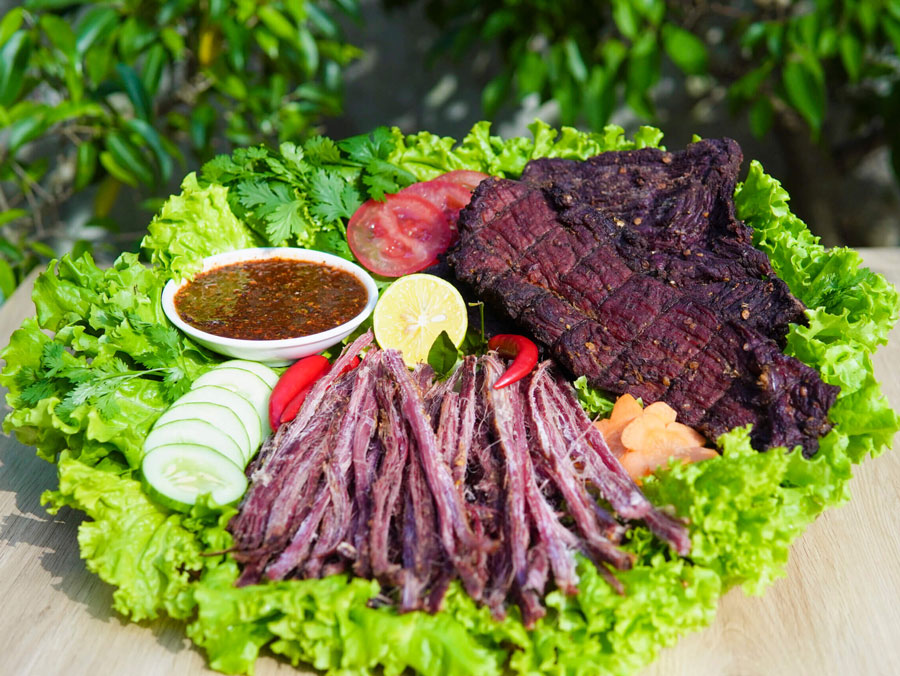 Thịt trâu gác bếp chấm chẩm chéo